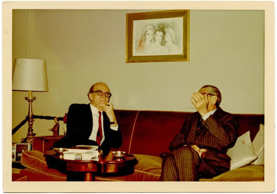 Fotografie. Mircea Eliade în timpul unei discuții, ca. 1975